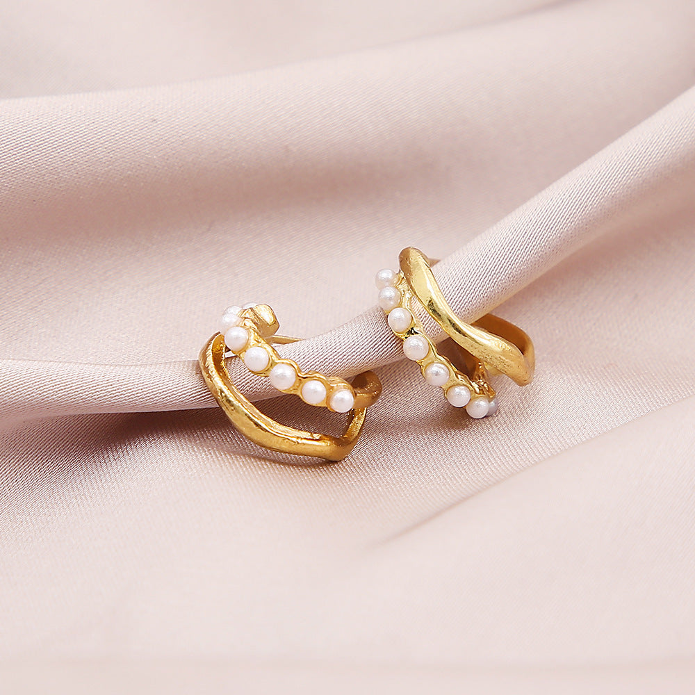 XP17 European and American hot-selling niche design sense retro pearl earrings creative unique metal stud earrings light luxury