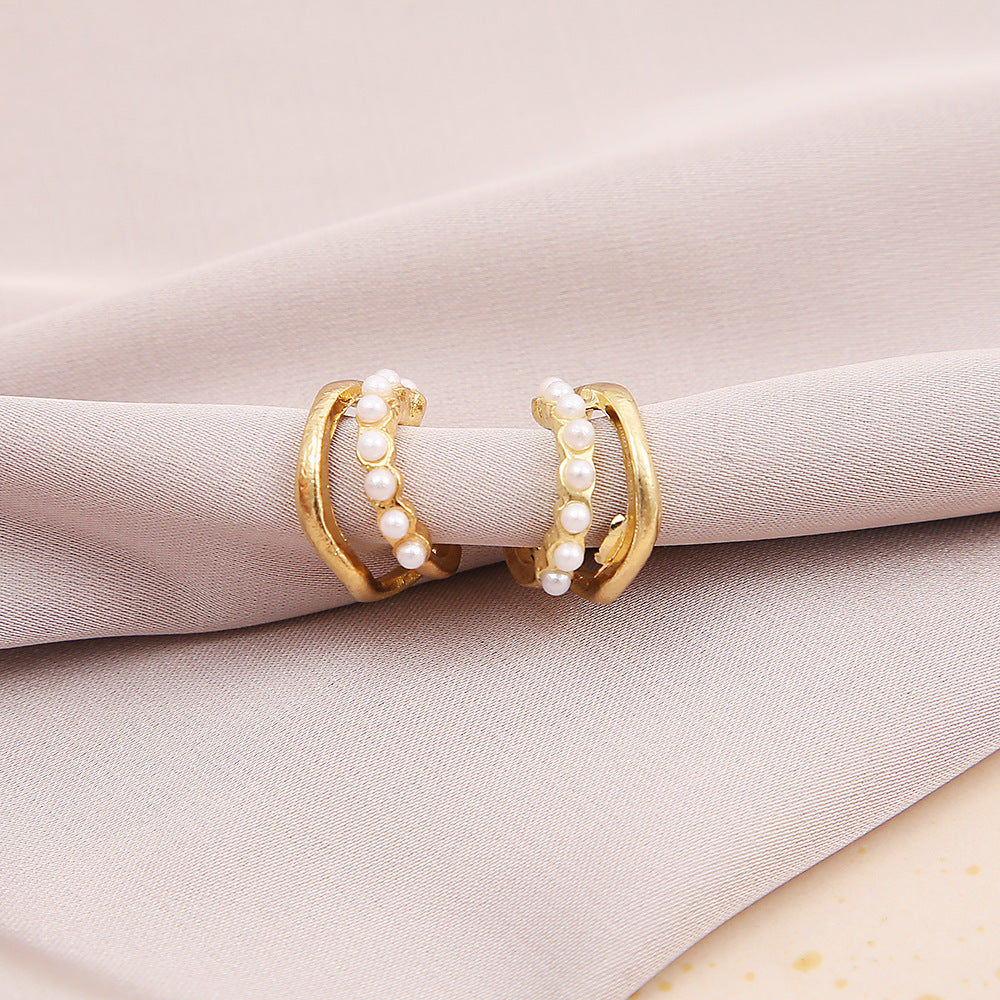 XP17 European and American hot-selling niche design sense retro pearl earrings creative unique metal stud earrings light luxury