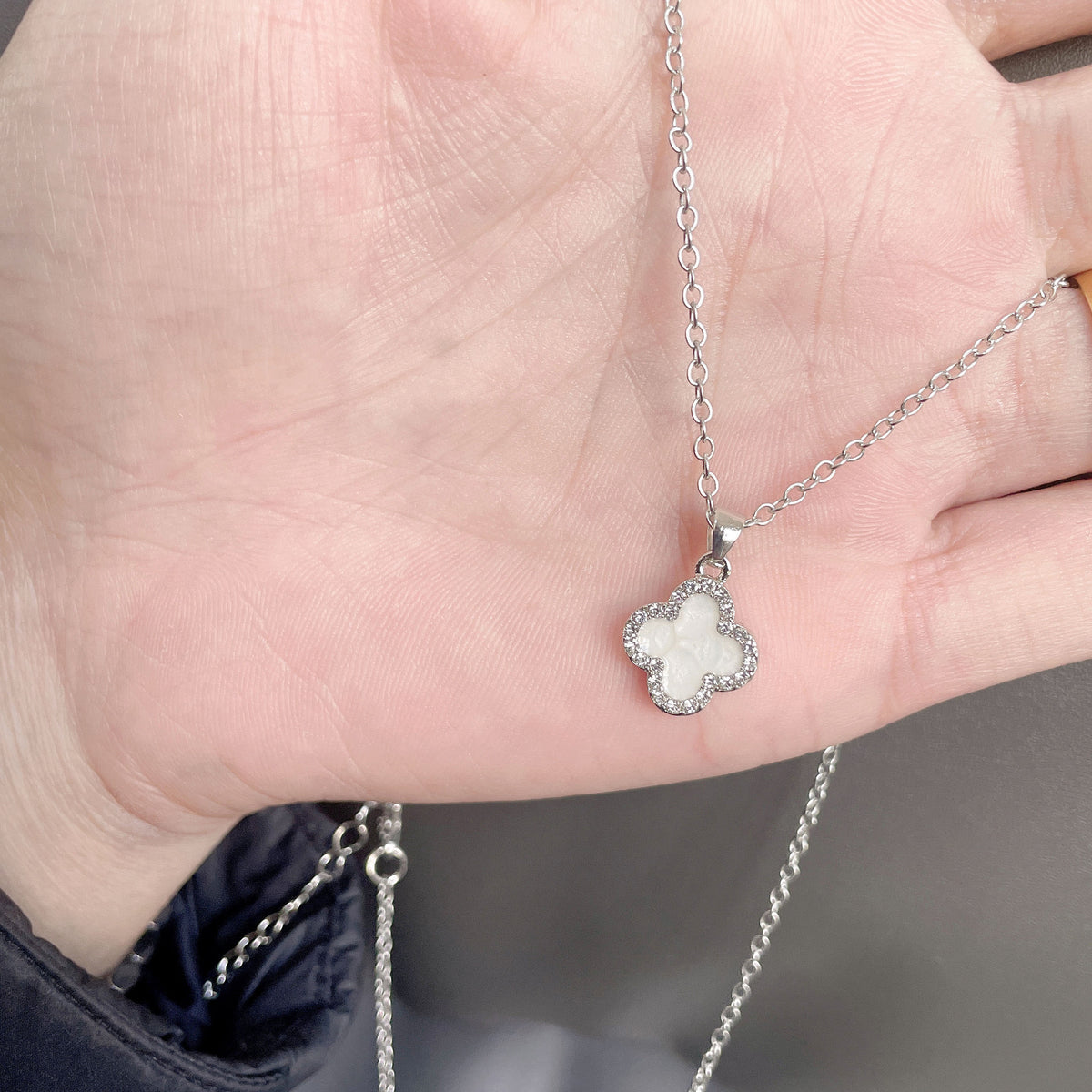 Four-leaf Clover Sweater Chain Women's Autumn and Winter Fashion Small Fragrance Temperament Necklace Light Luxury Niche Ins Tide Internet Celebrity Collarbone Chain